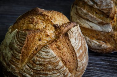 closeup beyaz buğday ekmeği tamamen el yapımı iki koyu ahşap masa üzerinde yalan