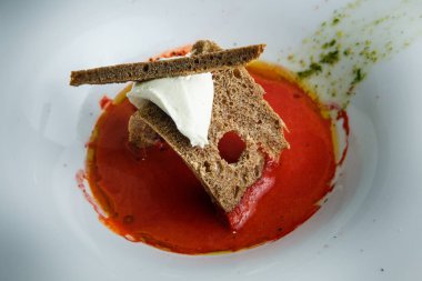 kahverengi ekmek ve beyaz derin kapta ekşi krema ile dekore edilmiş kapatmak geleneksel Ukrayna pancar çorbası