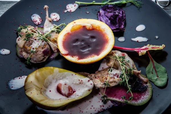 Sabrosa Comida Decorada Plato Restaurante Negro Sobre Fondo Mesa Madera — Foto de Stock