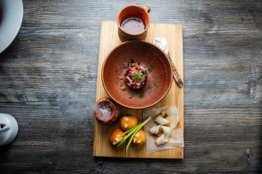 üstten görünüm geleneksel Ukrayna plaka salata sarımsak tepesi ile pişmiş halka yanındaki yeşil soğan ile dekore edilmiş ve donyağı dilimlenmiş