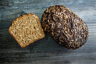 Bütün ve el yapımı lezzetli el yapımı dikdörtgen çavdar ekmeği ile ayçiçeği tohumu yarısı üstten görünüm