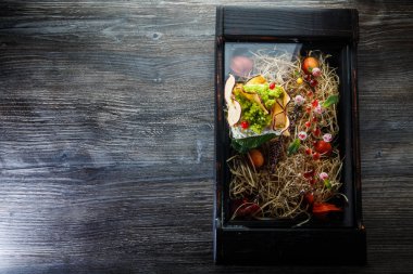 üstten görünüm kurutulmuş elma ve yeşil salata özgün restoran plaka üzerinde süslenmiş beyaz peynir çanak üzerinde koyu ahşap masaya servis