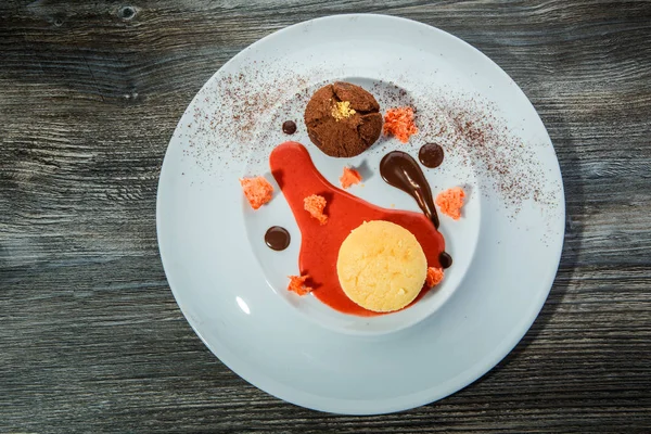 Вид Зверху Смачний Десерт Круглого Невеликого Торта Шоколадного Трюфеля Прикрасою — стокове фото
