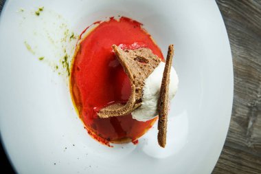 kahverengi ekmek ve beyaz derin kapta ekşi krema ile dekore edilmiş kapatmak geleneksel Ukrayna pancar çorbası