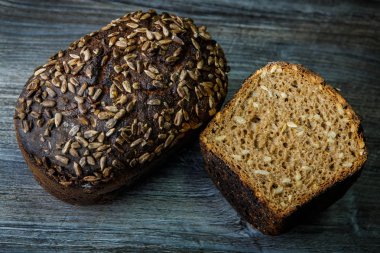 Bütün ve ayçiçeği tohumu ile lezzetli ev yapımı dikdörtgen siyah ekmek yarısı üstten görünüm