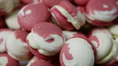 büyük tabak makro üzerinde çeşitli beyaz ve pembe macaroons beyaz kremalı dolgulu yığını aşağı Panorama hizmet