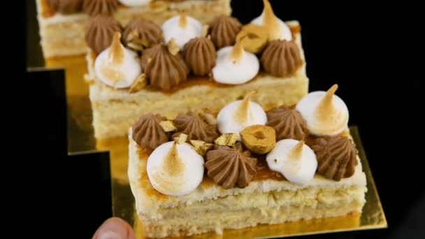 Nahaufnahme Geschnitten Stücke Von Doppelschichtigen Kiev Kuchen Reichlich Mit Schokoladencreme — Stockvideo