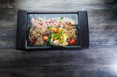 üstten görünüm kurutulmuş elma ve yeşil salata özgün restoran plaka üzerinde süslenmiş beyaz peynir çanak üzerinde koyu ahşap masaya servis