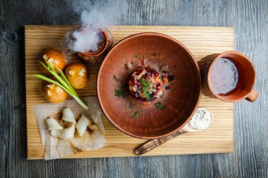 üstten görünüm geleneksel Ukrayna plaka salata sarımsak tepesi ile pişmiş halka yanındaki yeşil soğan ile dekore edilmiş ve donyağı dilimlenmiş