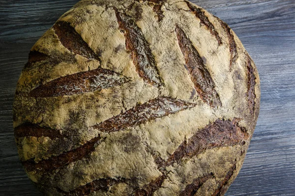 Grote Geheel Zelfgemaakte Ronde Zwart Brood Met Interessante Textuur Leugen — Stockfoto