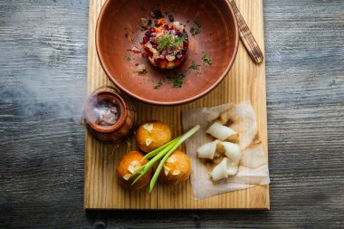 üstten görünüm geleneksel Ukrayna plaka salata sarımsak tepesi ile pişmiş halka yanındaki yeşil soğan ile dekore edilmiş ve donyağı dilimlenmiş