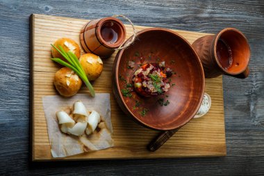 üstten görünüm geleneksel Ukrayna plaka salata sarımsak tepesi ile pişmiş halka yanındaki yeşil soğan ile dekore edilmiş ve donyağı dilimlenmiş