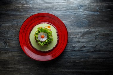 turp ahşap masa üzerinde kırmızı Restoran plaka üzerinde yapılmış et ve çiçek dekorasyonu ile sağlıklı yeşil salata üzerinde üstten görünüm