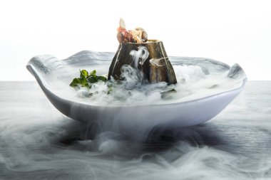 portre tatlı taze nane ve beyaz arka plan üzerinde restoran plaka üzerinde duman süslenmiş kabak servis