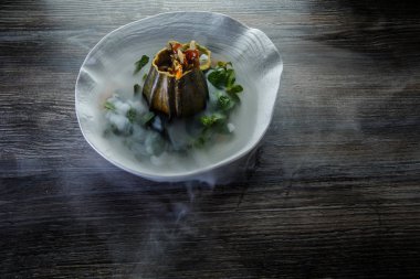 üstten görünüm üzerinde tatlı taze nane ve ahşap masa arka plan üzerinde restoran plaka üzerinde duman süslenmiş kabak servis