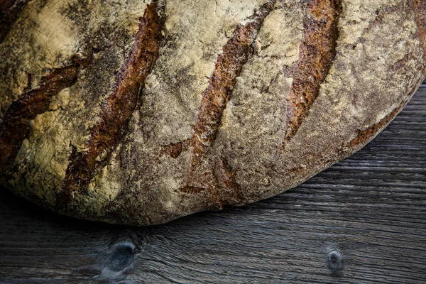 Closeup Grote Geheel Handgemaakt Ronde Zwart Brood Met Interessante Textuur — Stockfoto