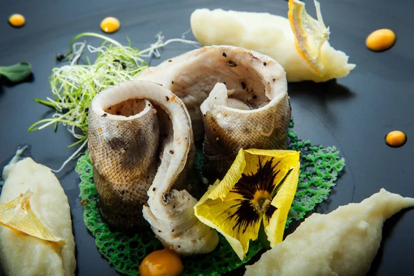 Balık Patates Püresi Restoran Siyah Plaka Üzerinde Sarı Sostan Süslenmiş — Stok fotoğraf