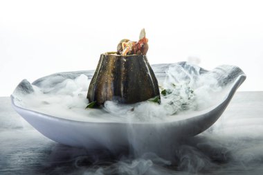 portre tatlı taze nane ve beyaz arka plan üzerinde restoran plaka üzerinde duman süslenmiş kabak servis