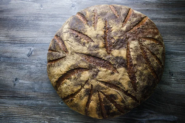 Grote Geheel Zelfgemaakte Ronde Zwart Brood Met Interessante Textuur Leugen — Stockfoto