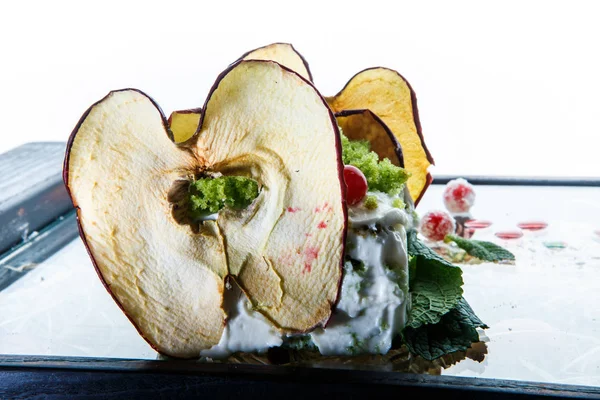 Closeup Lezat Keju Putih Lembut Dihias Apel Kering Dan Salad — Stok Foto