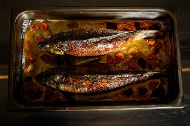 üstten görünüm havuç ile tamamen doldurulmuş balık ızgara, pancar ve soğan parçaları metal hizmet deneyin