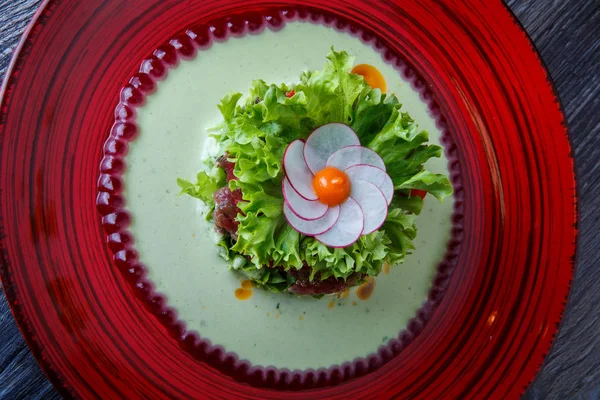 Vista Dall Alto Sana Insalata Verde Con Carne Decorazione Floreale — Foto Stock