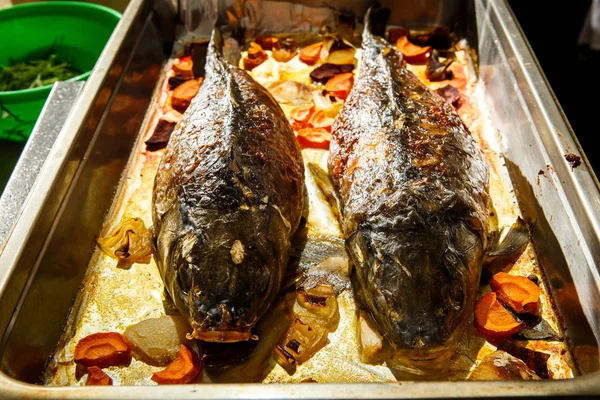 Жареная Целая Фаршированная Рыба Головой Подается Морковью Свеклой Луком Куски — стоковое фото
