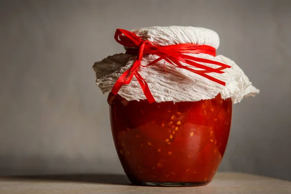 Frasco Vidrio Grande Con Tomates Enlatados Caseros Cubiertos Con Soporte — Foto de Stock