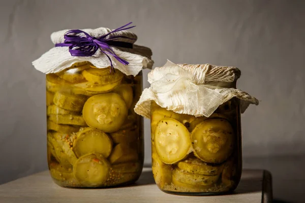 Dois Pequenos Frascos Vidro Com Abobrinha Fatiada Enlatada Caseira Decorada — Fotografia de Stock