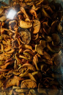 mutfak masasında gri duvar arka plan makro ev yapımı konserve kurutulmuş elma büyük cam stand