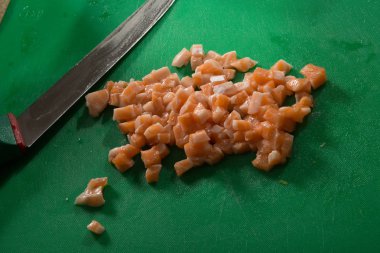 yeşil plastik tablet bıçakta yanındaki doğranmış somon yalan