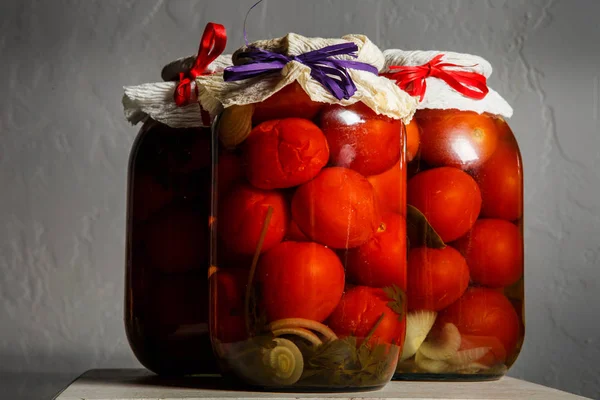 Árbol Grandes Frascos Vidrio Con Tomates Enlatados Caseros Pie Mesa — Foto de Stock