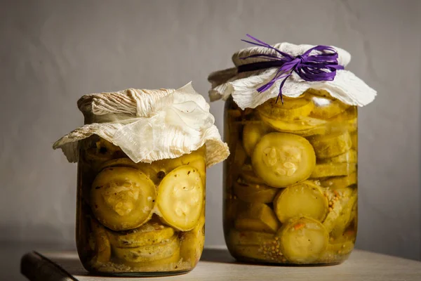 Dois Pequenos Frascos Vidro Com Abobrinha Fatiada Enlatada Caseira Decorada — Fotografia de Stock