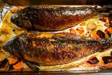 closeup üstten görünüm üzerinde havuç ile tamamen doldurulmuş balık ızgara, pancar ve soğan parçaları metal hizmet deneyin