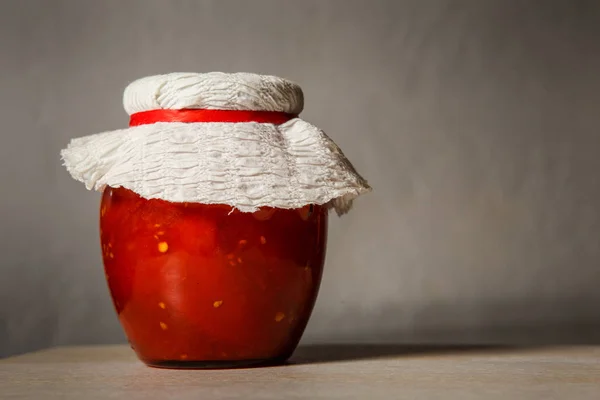 Frasco Vidrio Grande Con Tomates Enlatados Caseros Cubiertos Con Soporte — Foto de Stock