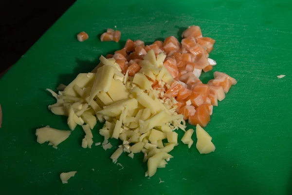 Mischung Aus Gehacktem Lachs Und Käse Auf Grünem Plastiktablett — Stockfoto