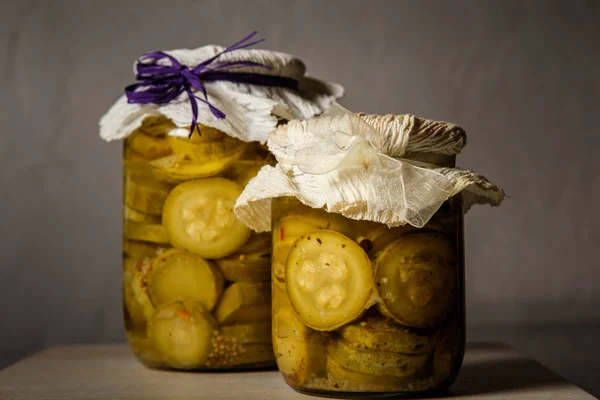 Dois Pequenos Frascos Vidro Com Abobrinha Fatiada Enlatada Caseira Decorada — Fotografia de Stock