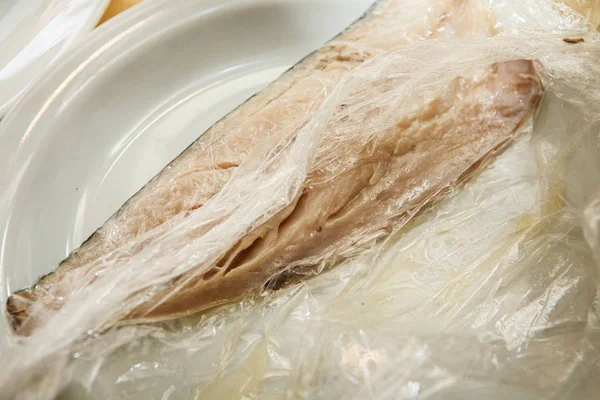 Ein Geteilter Teil Rohes Makrelenfilet Mit Knochen Liegt Lebensmittelfolie Auf — Stockfoto