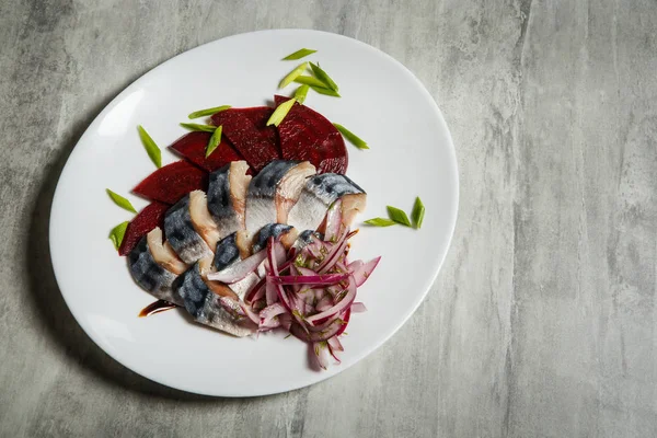 Top View Mackerel Beetroot Slices Chopped Red Green Onion Served — Stock Photo, Image