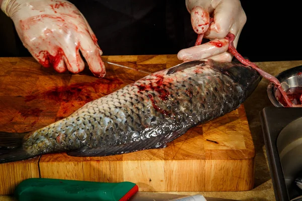 Приготовить Руки Перчатках Чистая Вся Сырая Рыба Ножом Деревянной Доске — стоковое фото