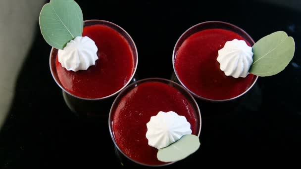 Zoom Arrière Sur Trois Bols Verre Avec Dessert Panacota Aux — Video