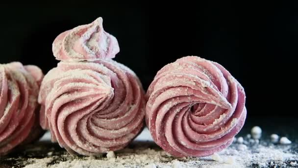 Panorama Liet Roze Handgemaakte Marshmallows Besprenkeld Met Suiker Poeder Geserveerd — Stockvideo