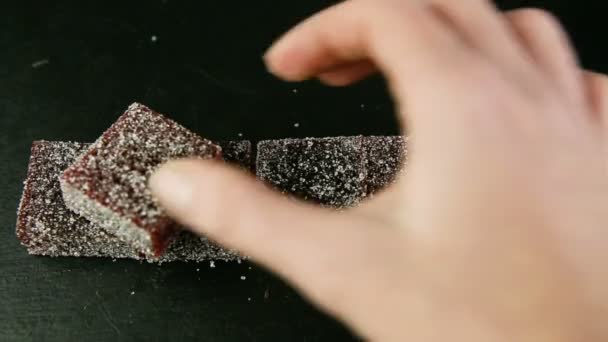 Menschliche Hand Baut Pyramide Aus Leckerer Hausgemachter Brombeermarmelade Mit Zucker — Stockvideo