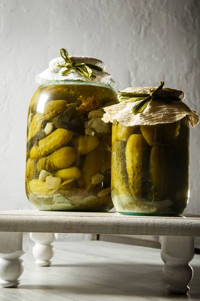 Pepinos Enlatados Caseiros Frascos Vidro Grandes Pequenos Mesa Cozinha Contra — Fotografia de Stock