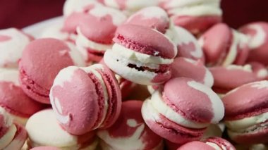 büyük tabakta closeup panorama aşağı beyaz kremalı dolgulu çeşitli beyaz ve pembe macaroons yığını