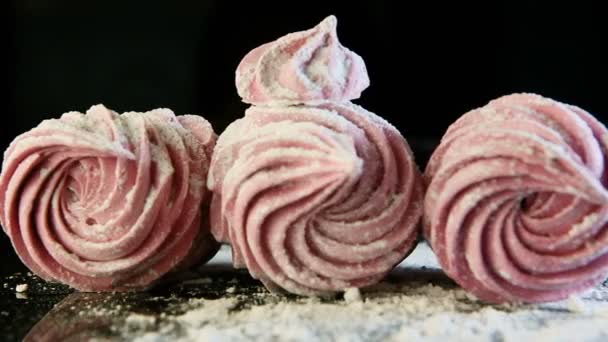 Foco Marshmallows Artesanais Rosa Polvilhado Com Açúcar Servido Fundo Espelho — Vídeo de Stock
