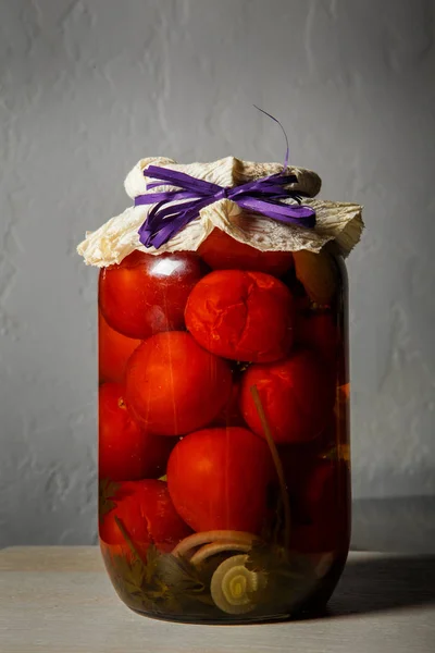 Primer Plano Tarro Vidrio Grande Estándar Con Tomates Enlatados Caseros — Foto de Stock