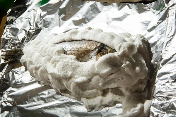 Dorado Покрыты Взбитыми Яичными Белками Солью Фольге — стоковое фото