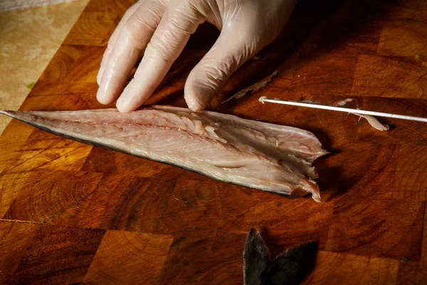 Koch Hand Hand Rohe Makrelenfilets Mit Messer Auf Holzschneidebrett Zubereiten — Stockfoto