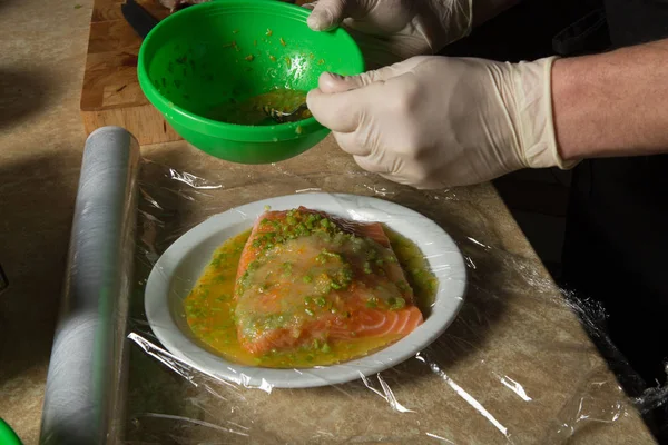 Prozess Der Marinierung Von Rohem Lachsfilet Mit Marinade Aus Dill — Stockfoto